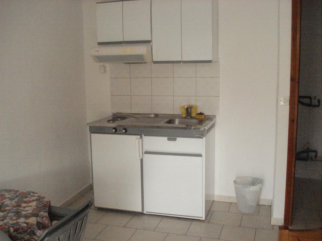 Apartments Stavroula Ηospitality Vrasna Rum bild
