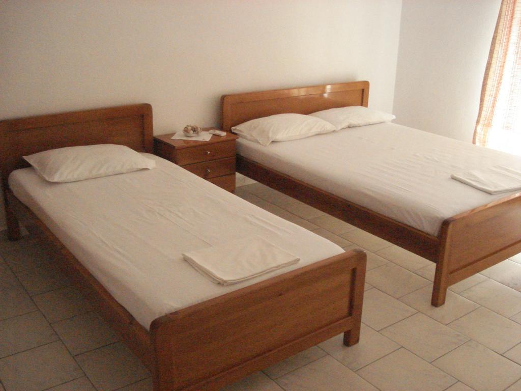 Apartments Stavroula Ηospitality Vrasna Rum bild
