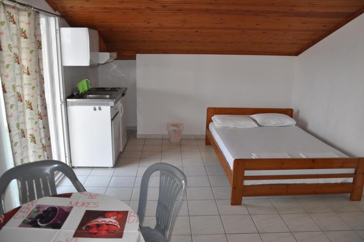Apartments Stavroula Ηospitality Vrasna Rum bild