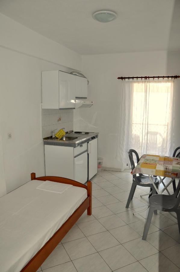 Apartments Stavroula Ηospitality Vrasna Rum bild